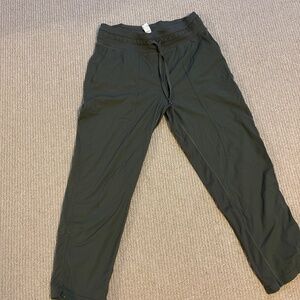 Lululemon mid rise crops size 6